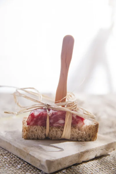 Bröd och salami — Stockfoto