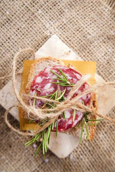 Brot und Salami — Stockfoto