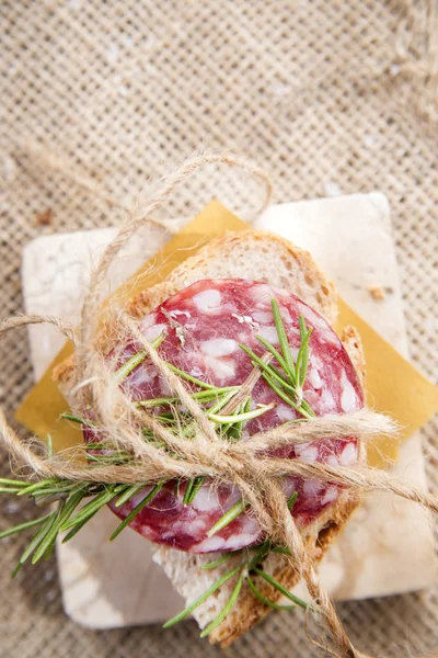 Brood en salami — Stockfoto