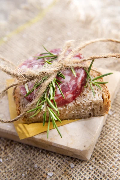 Brot und Salami — Stockfoto