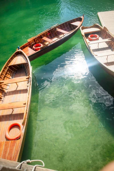 意大利白云石山脉的布雷斯湖为游客提供的特色船艇 — 图库照片