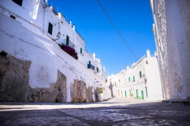Salento Puglia Italya 'daki büyülü Ostuni kasabasının karakteristik beyaz sokaklarından 