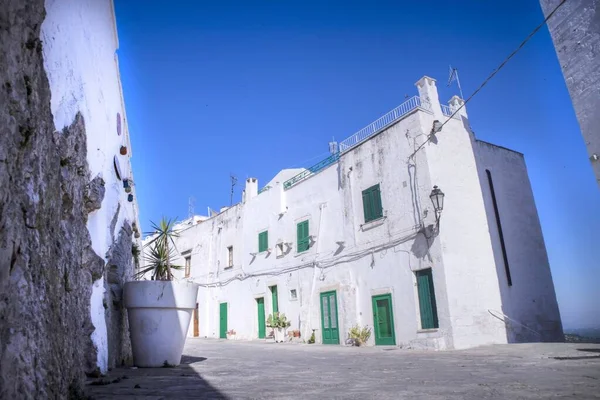 Keresztül Jellegzetes Fehér Utcák Varázslatos Város Ostuni Salento Puglia Olaszország — Stock Fotó