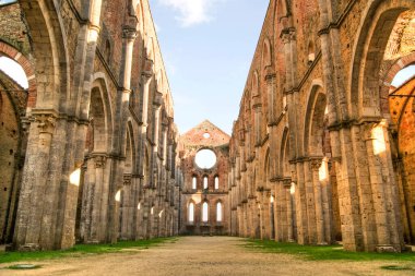 Siena İtalya yakınlarındaki San Galgano 'nun meşhur çatısız kilisesinin fotoğraf çekimi. 