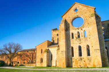 Siena İtalya yakınlarındaki San Galgano 'nun meşhur çatısız kilisesinin fotoğraf çekimi. 