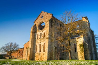 Siena İtalya yakınlarındaki San Galgano 'nun meşhur çatısız kilisesinin fotoğraf çekimi. 