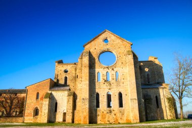 Siena İtalya yakınlarındaki San Galgano 'nun meşhur çatısız kilisesinin fotoğraf çekimi. 