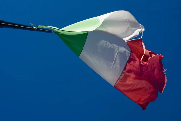 Bandeira Tricolor Italiana Usada Rasgada Pelo Vento Céu Azul — Fotografia de Stock