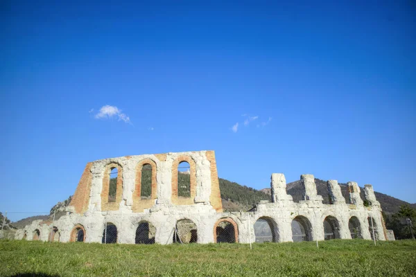 ウンブリアのGubbio近くのローマの円形劇場の遺跡の写真撮影イタリア — ストック写真