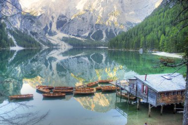 İtalyan Dolomitleri dağlarındaki Braies Gölü 'nün ünlü ve karakteristik bir görüntüsü. 
