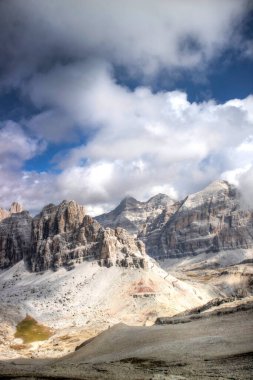 İtalya 'daki Tofane Dolomites UNESCO Dünya Mirasları Bölgesi' nin dağ grubuna bakın
