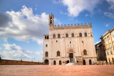 Gubbio 'nun ana meydanı, İtalya' nın merkezinde küçük bir ortaçağ kasabası.. 