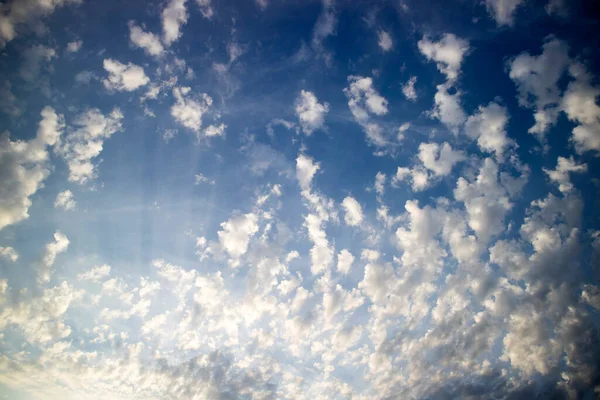 Фотосесія Представляє Маленькі Хмари Блакитному Небі — стокове фото