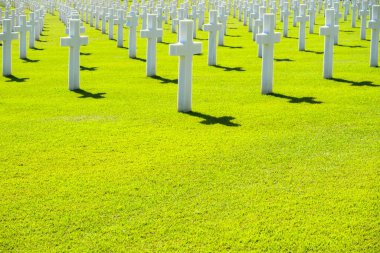 Floransa 'daki savaş mezarlığındaki beyaz haçların görüntüsü. 