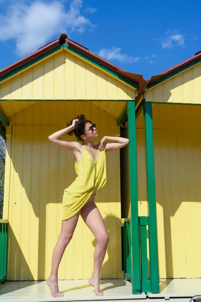 Sarı Elbiseli Güzel Kız Forte Dei Marmi Nin Sarı Kulübesinde — Stok fotoğraf
