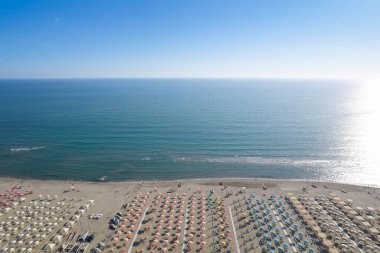 Lido di Camaiore Tuscany 'nin öğleden sonra çekilmiş donanımlı plajının hava görüntüsü. 