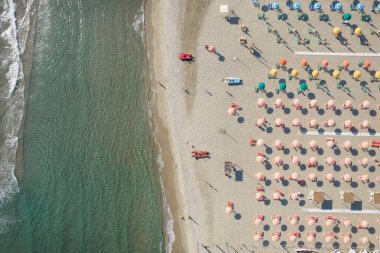 Lido di Camaiore Tuscany 'nin öğleden sonra çekilmiş donanımlı plajının hava görüntüsü. 
