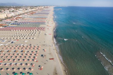 Lido di Camaiore Tuscany 'nin öğleden sonra çekilmiş donanımlı plajının hava görüntüsü. 