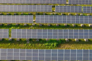 Elektrik üretmek için bir dizi güneş panelinin havadan görüntüsü 