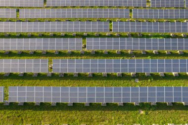 Elektrik üretmek için bir dizi güneş panelinin havadan görüntüsü 