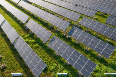 Elektrik üretmek için bir dizi güneş panelinin havadan görüntüsü 