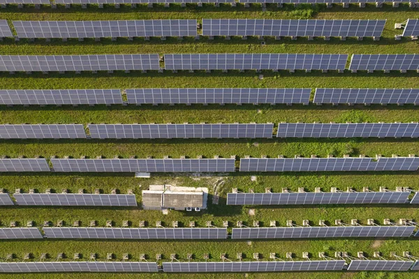 電気を発生させるための一連の太陽電池パネルの空中図 — ストック写真