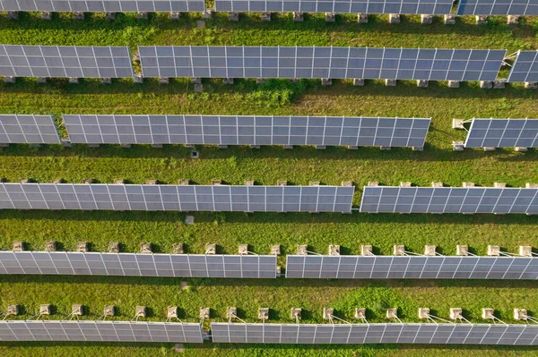 電気を発生させるための一連の太陽電池パネルの空中図 — ストック写真