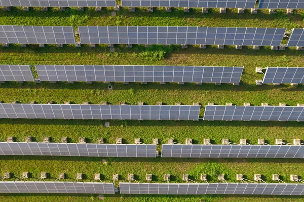 Elektrik üretmek için bir dizi güneş panelinin havadan görüntüsü 