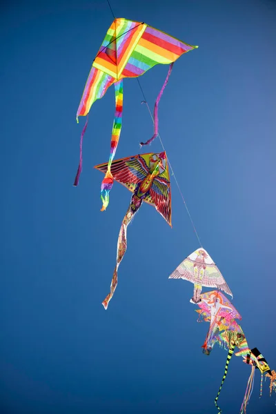 Documentación Fotográfica Serie Cometas Colores Volando Cielo Azul — Foto de Stock