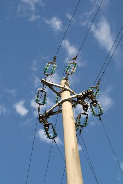 Sivil kullanım için elektrik dağıtım direklerinin fotografik belgeleri