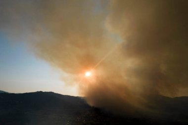 Yukarı Versilia Tuscany 'deki bir orman yangınından kaynaklanan büyük bir duman sütunu hakkında fotoğraflar.
