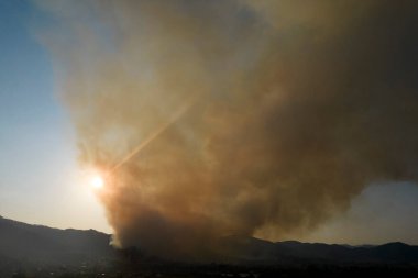 Yukarı Versilia Tuscany 'deki bir orman yangınından kaynaklanan büyük bir duman sütunu hakkında fotoğraflar.