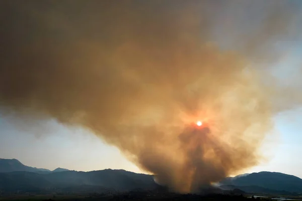 Documentación Fotográfica Una Gran Columna Humo Causada Por Incendio Forestal —  Fotos de Stock