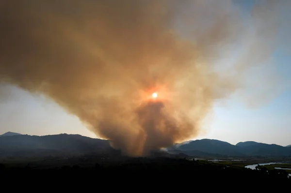 Documentación Fotográfica Una Gran Columna Humo Causada Por Incendio Forestal —  Fotos de Stock