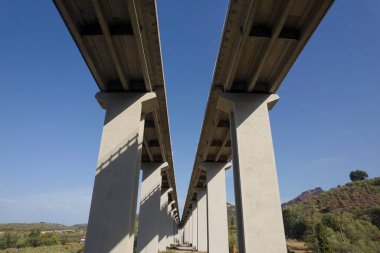 Güçlendirilmiş beton sütunlardaki bir otoyolun fotoğraflı belgesi 