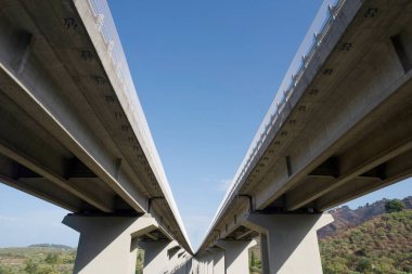Güçlendirilmiş beton sütunlardaki bir otoyolun fotoğraflı belgesi 