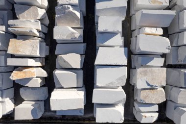 Beyaz mermer blokların sevkiyata hazır olduğu bir deponun hava fotoğrafları. 