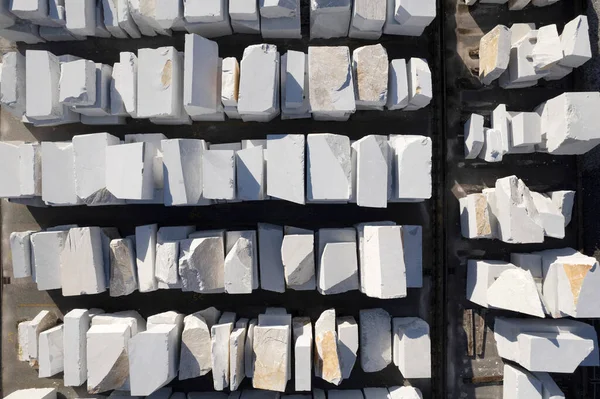 出荷の準備ができて白い大理石のブロックの倉庫の空中写真ドキュメント — ストック写真