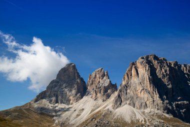Dolomitlerin dağ sırasının fotoğrafları, Sasso Lungo 'nun detayları. 