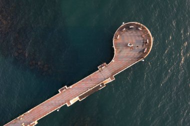 Marina di Massa Tuscany İtalya 'daki rıhtımın gün batımında çekilmiş hava fotoğrafları. 