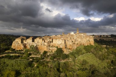 Pitigliano antik köyünün havadan çekilmiş fotoğrafları. Toskana İtalya 'nın Tuff şehrinin. 