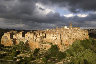 Pitigliano antik köyünün havadan çekilmiş fotoğrafları. Toskana İtalya 'nın Tuff şehrinin. 