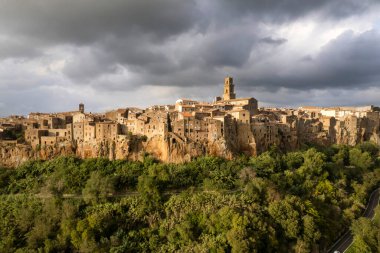 Pitigliano antik köyünün havadan çekilmiş fotoğrafları. Toskana İtalya 'nın Tuff şehrinin. 