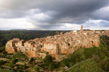 Pitigliano antik köyünün havadan çekilmiş fotoğrafları. Toskana İtalya 'nın Tuff şehrinin. 