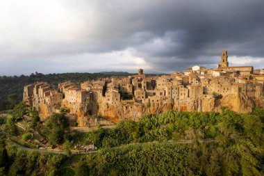 Pitigliano antik köyünün havadan çekilmiş fotoğrafları. Toskana İtalya 'nın Tuff şehrinin. 