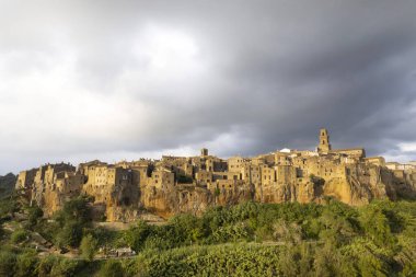 Pitigliano antik köyünün havadan çekilmiş fotoğrafları. Toskana İtalya 'nın Tuff şehrinin. 