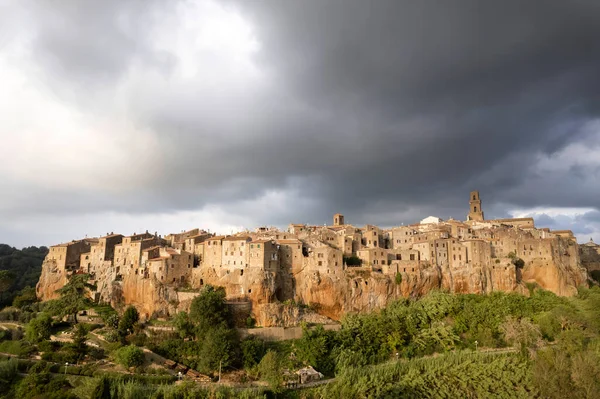 Pitigliano antik köyünün havadan çekilmiş fotoğrafları. Toskana İtalya 'nın Tuff şehrinin. 