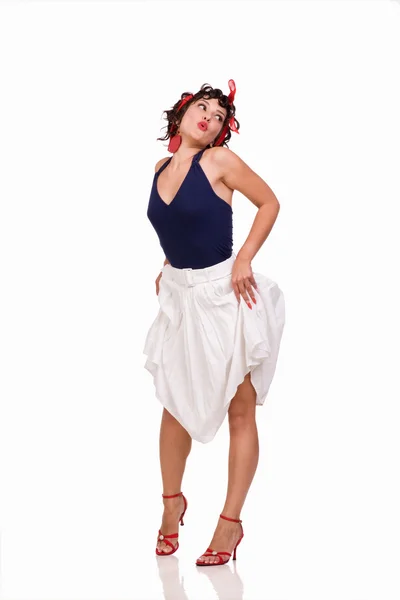 Sexy morena pin up chica con falda blanca y top azul — Foto de Stock