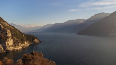 Iseo Gölü 'nün batı kıyısının en üst manzarası, Bergamo eyaletinin Riva di Solto şehrinin Lombard belediyesindeki kıyıların havadan görüntüsü.