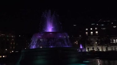 Londra 'daki Trafalgar Meydanı' ndaki mor renkli çeşmenin yavaş filmi.
